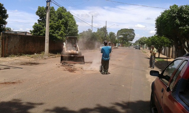 Tapa-Buraco no Jd. Colonial devolve tranqüilidade para o dia a dia dos moradores Tapa-Buraco no Jd. Colonial devolve tranqüilidade para o dia a dia dos moradores