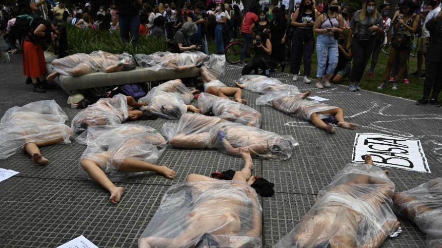 Mulheres argentinas protestam contra feminicídio que chocou o país Mulheres argentinas protestam contra feminicídio que chocou o país
