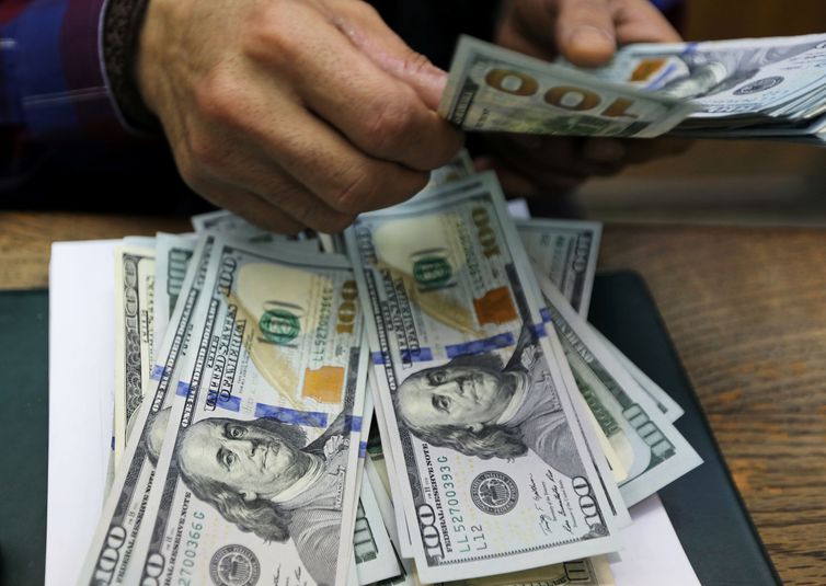 Dólar encosta em R$ 5,45 com tensões no Brasil e no exterior © REUTERS/Mohamed Abd El Ghany//Direitos reservados