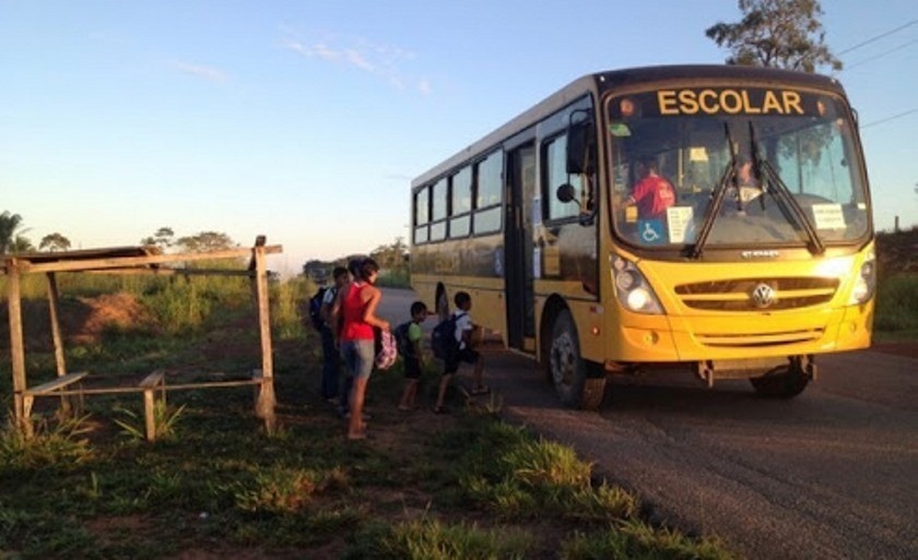 Mães protestam contra limite em rotas de ônibus Mães protestam contra limite em rotas de ônibus