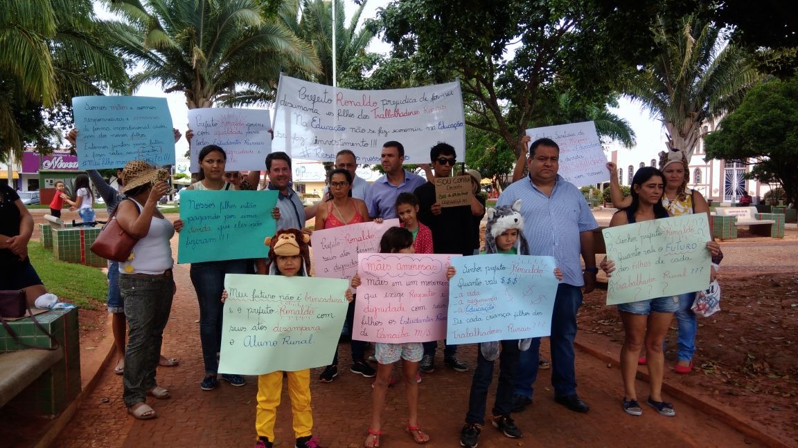 Mães protestam contra limite em rotas de ônibus Mães protestam contra limite em rotas de ônibus