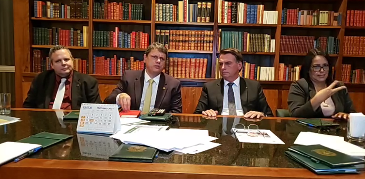 Bolsonaro diz que impostos federais sobre gás e diesel serão zerados © reprodução/Facebook