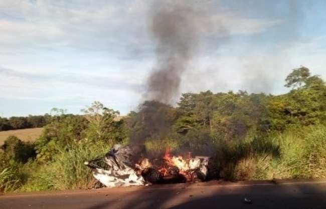 Carro bate em carreta cegonha, pega fogo e motorista morre carbonizado na BR-163 Carro bate em carreta cegonha, pega fogo e motorista morre carbonizado na BR-163