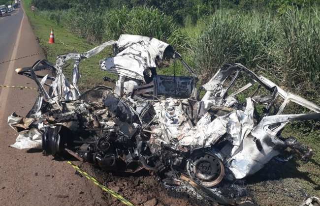 Carro bate em carreta cegonha, pega fogo e motorista morre carbonizado na BR-163 Carro bate em carreta cegonha, pega fogo e motorista morre carbonizado na BR-163
