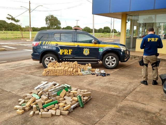 PRF faz apreensão de 500 kg de maconha, armas e munição na BR 163 Tabletes de maconha, armas e munições no posto da PRF que fica na BR-163, em Campo Grande (Foto: Ariovaldo Dantas/TV Morena)