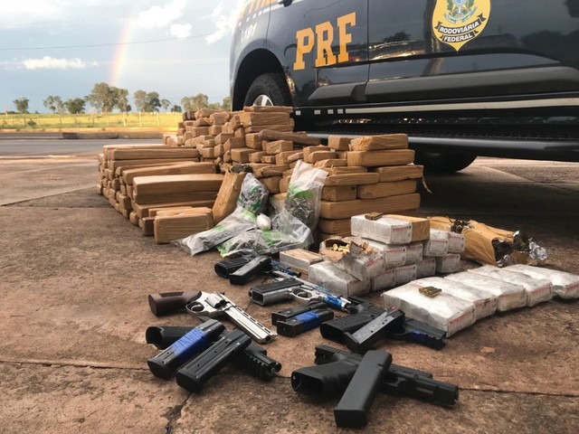 PRF faz apreensão de 500 kg de maconha, armas e munição na BR 163 Pistolas apreendidas são de uso restrito da polícia (Foto: Alysson Maruyama/TV Morena)