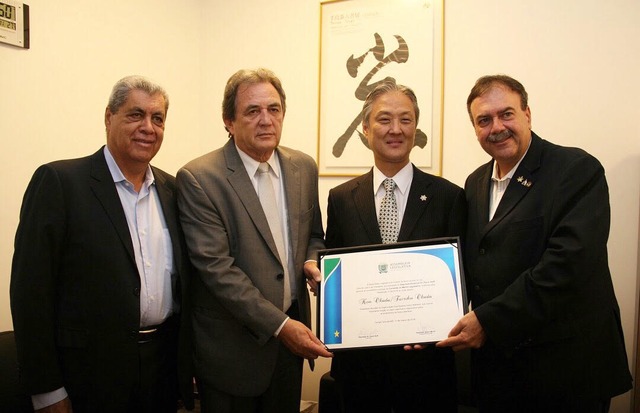 Ao lado de André Puccinelli e Moka, Dr. Paulo Siufi Concede Comenda do Mérito Legislativo ao Grão Mestre da Sukyo Mahikari Ao lado de André Puccinelli e Moka, Dr. Paulo Siufi Concede Comenda do Mérito Legislativo ao Grão Mestre da Sukyo Mahikari
