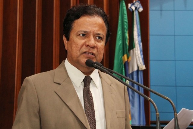 Deputado Amarildo Cruz pede operação tapa-buraco no Jardim Samambaia