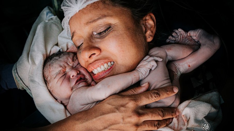 Brasileira vence concurso de melhores fotos de parto e pós-parto; veja galeria