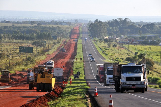ANTT propõe reduzir pedágio para “punir” CCR por paralisação das obras na BR-163 Obras de duplicação na BR-163 - Foto: Valdenir Rezende / Correio do Estado