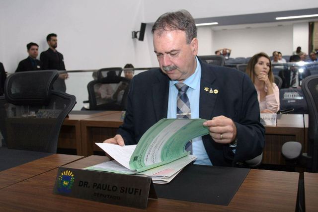 Deputado Dr. Paulo Siufi defende direito dos policiais civis e vota a favor de PLC Dr. Paulo Siufi analisou o projeto com cuidado e ouviu a categoria para entender suas reais necessidades. Foto: Beatriz de Almeida