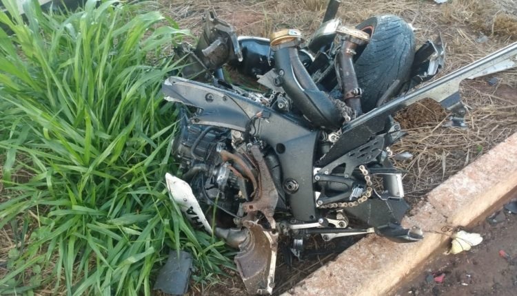 Acidente entre carro e moto mata três pessoas na BR-060 Moto ficou completamente destruída e quase que irreconhecível. Foto: MS Todo Dia/Divulgação