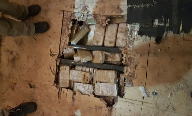 Polícia de MS apreende 296 quilos de pasta base de cocaína em duas carretas Pasta base de cocaína estava escondida em compartimento oculto do reboque (Foto: PRF/Divulgação)