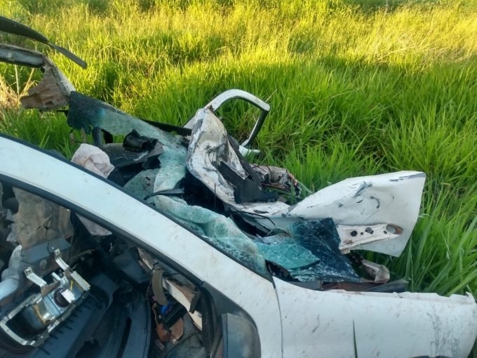 Acidente entre carro e moto mata três pessoas na BR-060 Carro e moto bateram de frente em acidente. Foto: Divulgação/MS Todo Dia