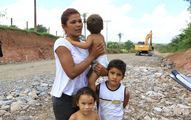 Juliana Ferreira conta que desde criança ouve promessas da obra, cumpridas pela atual gestão estadual.