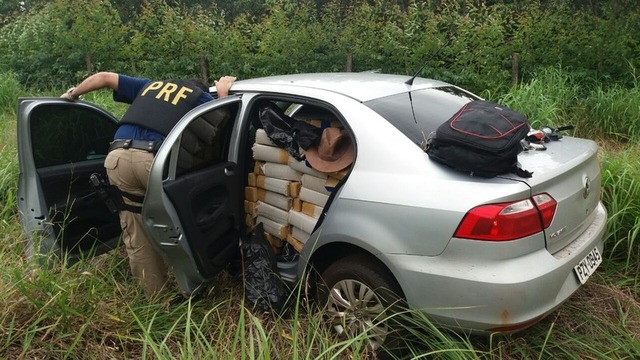 No interior do veículo locado em Contagem (MG), foram encontrados cerca de 9.1 quilos de cocaína, 876 quilos de maconha e 3.8 quilos de skank.