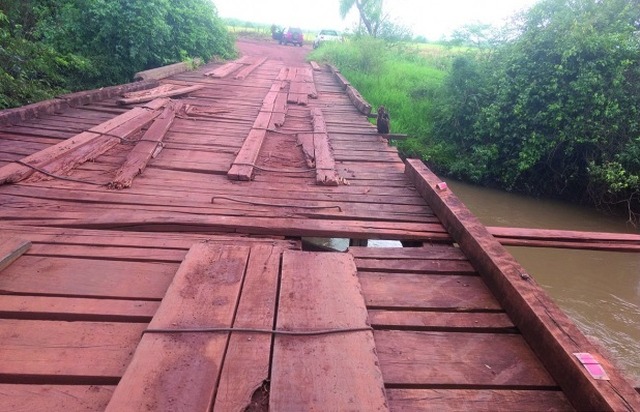 Deputado Zé Teixeira pede ponte de concreto sobre o Córrego Laranja Doce
