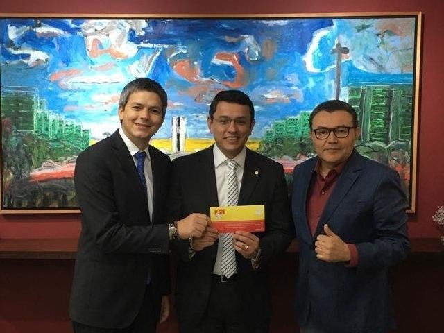 Elizeu (ao centro) confirmou nesta terça-feira filiação ao PSB, após cerca de três anos no PSDB. (Foto: Divulgação/Assessoria)