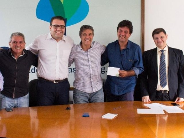 Murilo Zauith (de camisa listrada) e o presidente regional do DEM, o deputado federal Luiz Henrique Mandetta (do lado direito de Murilo) durante assinatura de filiação (Foto: DEM/Divulgação)