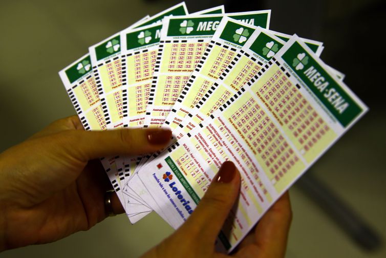 Mega-Sena acumula e prêmio pode chegar a R$ 42 milhões © Marcello Casal JrAgência Brasil