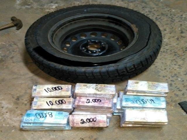 Polícia apreende quase R$ 300 mil escondidos em pneu de carro Polícia apreende quase R$ 300 mil escondidos em pneu de carro