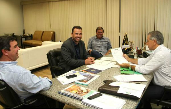 O presidente da Assomasul, Juvenal Neto (PSDB) O presidente da Assomasul, Juvenal Neto (PSDB), Secretário Sérgio de Paula (Casa Civil) Governador Reinando Azambuja (PSDB) - Foto: Chico Ribeiro