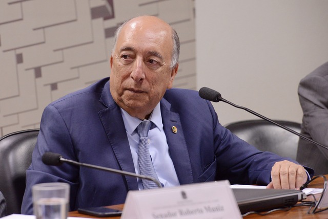 Senador Pedro Chaves por conta da Reforma do Ensino Médio e contribuição de décadas à Educação Brasileira foi inclusive condecorado recentemente com a Medalha da Ordem do Mérito Educativo do Governo Federal (Divulgação)