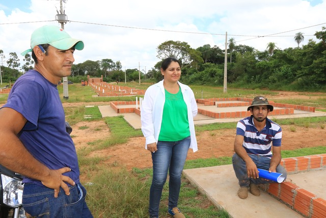 Famílias realizam sonho com construção de casas pelo Lote Urbanizado Ana Marin conta com a ajuda dos irmãos na construção de sua casa.