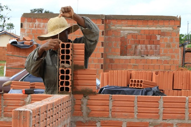 Famílias realizam sonho com construção de casas pelo Lote Urbanizado Famílias realizam sonho com construção de casas pelo Lote Urbanizado