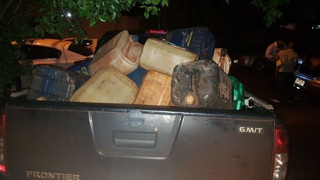 Servidores são presos em MS por furto de combustível de máquinas públicas Galões apreendidos com servidores suspeitos de furto em MS (Foto: Polícia Civil/Divulgação)