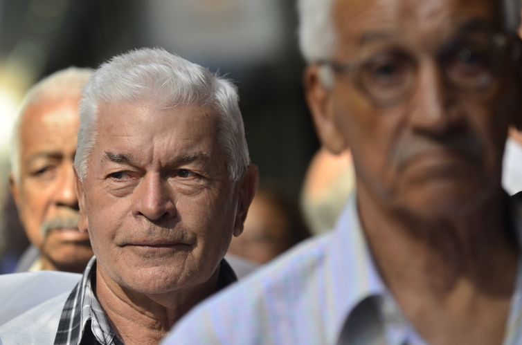 Cartilha alerta idosos sobre uso consciente de aposentadorias © 2.2 W