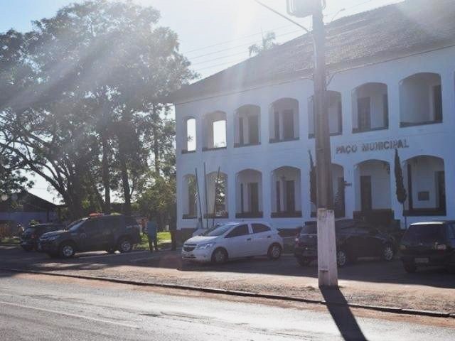 Prefeitura de Bela Vista é alvo de operação contra fraudes na educação e saúde Viatura do Gaeco em frente ao Paço Municipal de Bela Vista (Foto: Direto das Ruas)