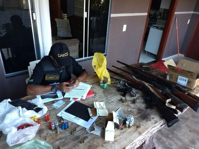 Fraude em licitação e contratos de transporte público em MS desviou R$ 1 milhão, aponta Gaeco Armas e outros materiais apreendidos durante Operação Linha Marcada (Foto: Gaeco/Divulgação)