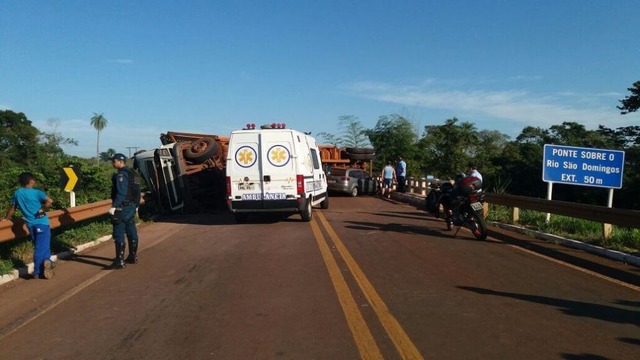 Carreta tombou em cima da ponte do rio São Domingos. Trânsito está interditado (Foto: divulgação)
