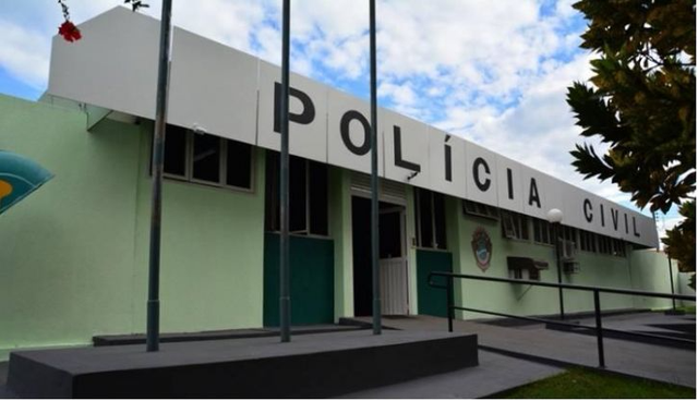 Homem é preso por estuprar enteadas e ameaçá-las na frente da polícia Homem é preso por estuprar enteadas e ameaçá-las na frente da polícia