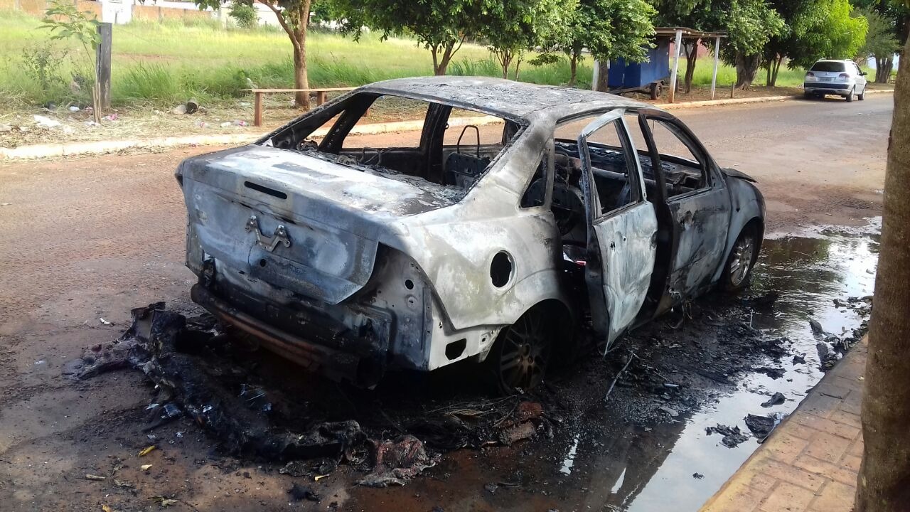 Carro pega fogo e fica totalmente destruído em Nova Alvorada do Sul