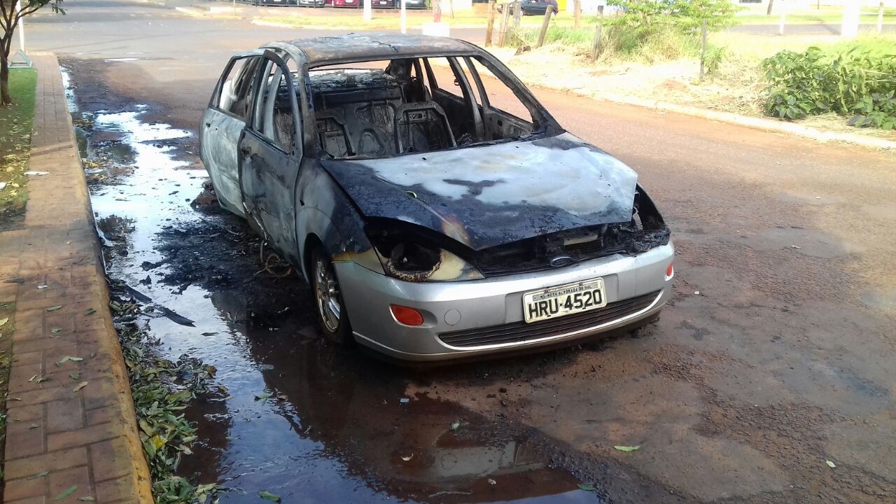 Carro pega fogo e fica totalmente destruído em Nova Alvorada do Sul