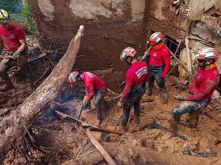 Bombeiros acham corpo de garoto soterrado em Santa Maria de Itabira © Divulgação/Corpo de Bombeiros de Minas Gerais