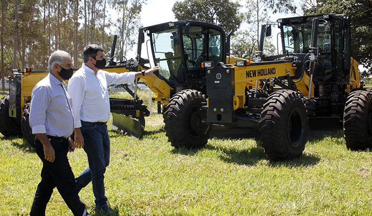 Em entrega de motoniveladoras, governador anuncia mais de mil equipamentos para agricultura familiar