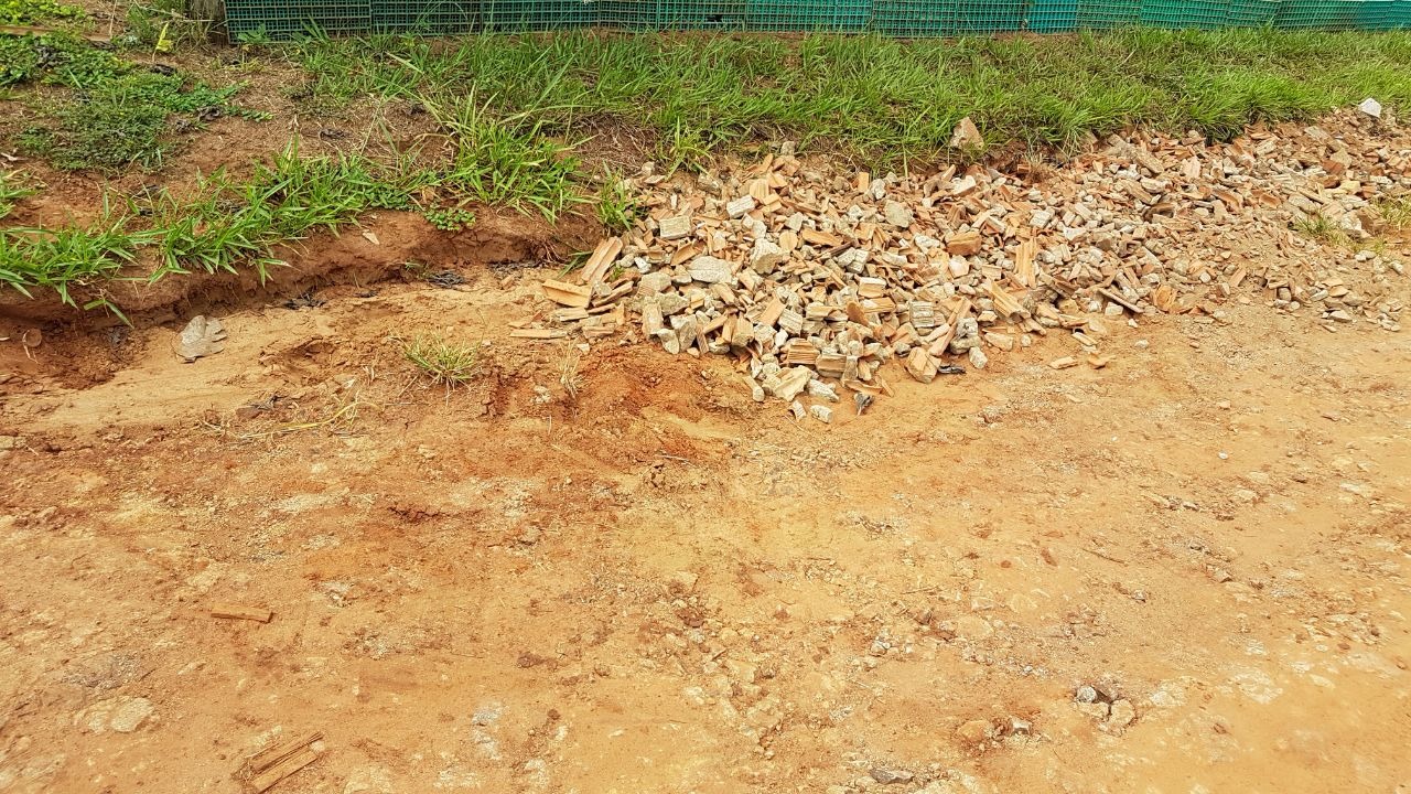 Ruas esburacadas e cobertas de entulho levam moradores de Anhandui a pedir ajuda