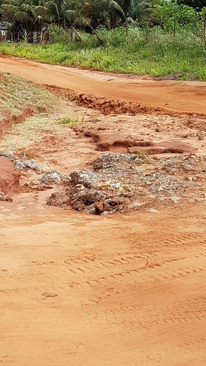 Ruas esburacadas e cobertas de entulho levam moradores de Anhandui a pedir ajuda