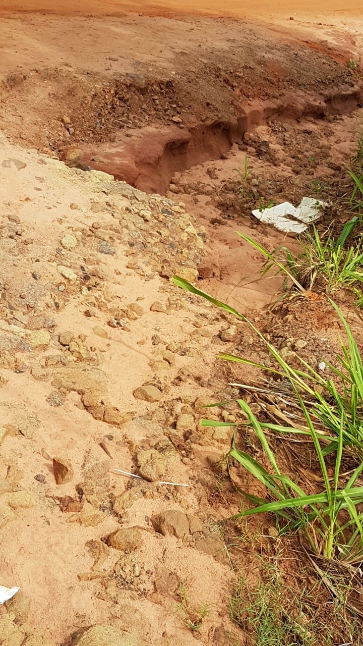 Ruas esburacadas e cobertas de entulho levam moradores de Anhandui a pedir ajuda