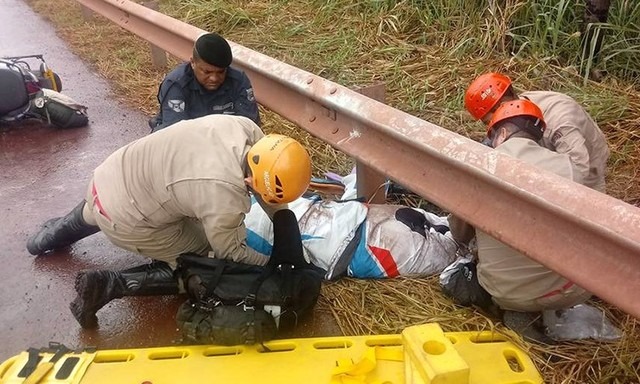 Motociclista irlandês é atropelado em rodovia de MS e tem perna amputada Vítima teve fraturas e amputação da perna após acidente em Corumbá, MS (Foto: Corpo de Bombeiros/Divulgação)
