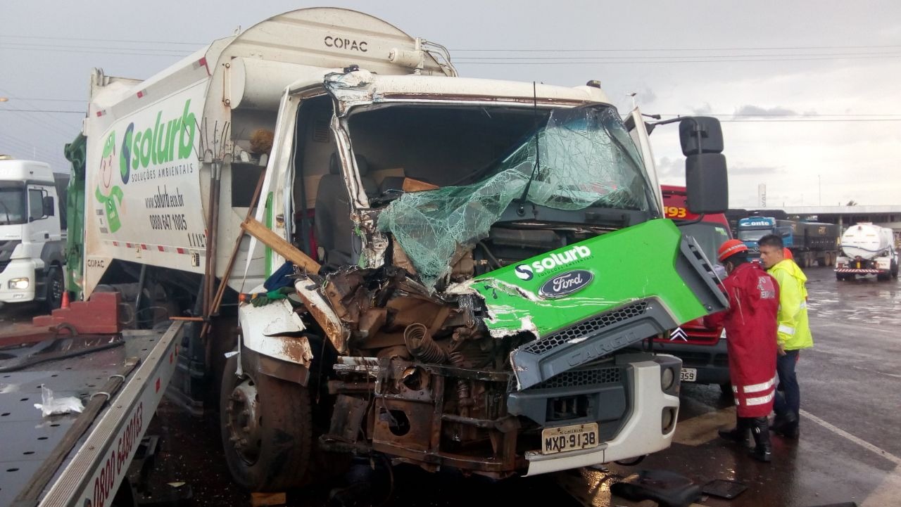 Trabalhador fica ferido em acidente entre carreta e caminhão de lixo Caminhão colidiu em carreta que entrou repentinamente na pista - Foto: Álvaro Rezende / Correio do Estado