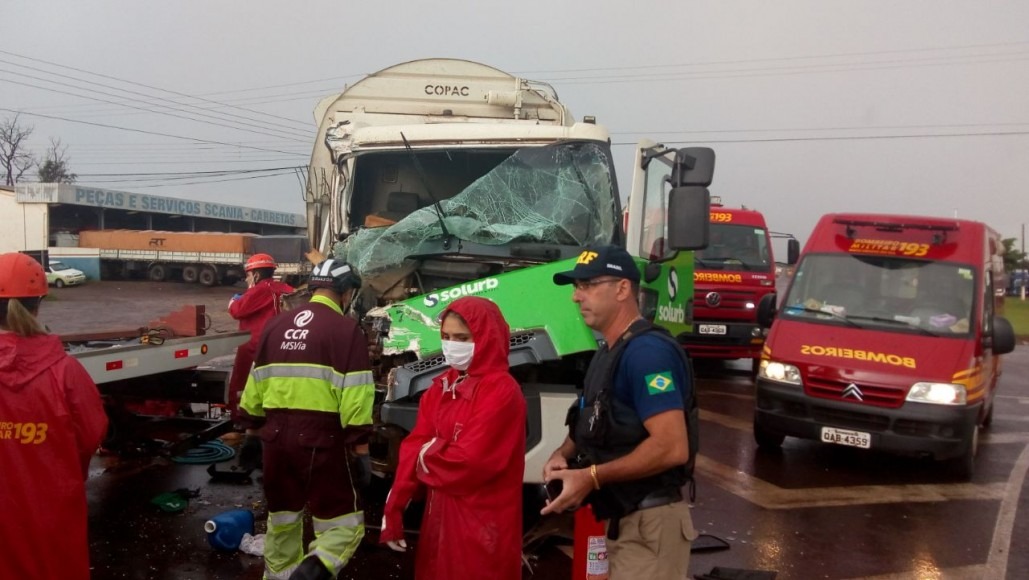 Trabalhador fica ferido em acidente entre carreta e caminhão de lixo Trabalhador fica ferido em acidente entre carreta e caminhão de lixo