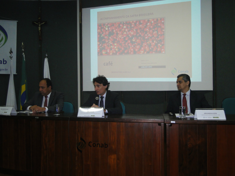 Segundo Nassar (C), boa safra não deve ter impacto no preço (Péricles Barreto/Mapa)