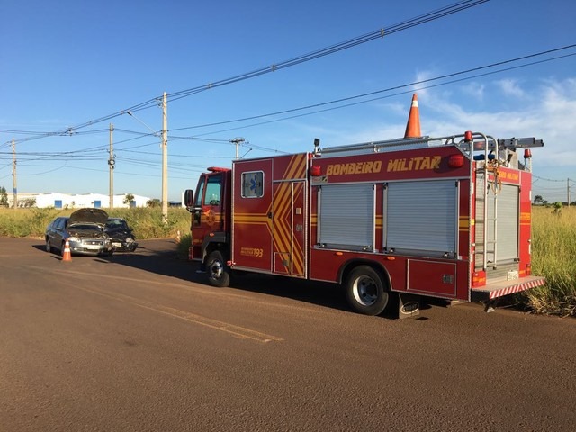 doso fica ferido em colisão entre carros a caminho do trabalho em MS Carros bateram em cruzamento do bairro Nova Campo Grande (Foto: Osvaldo Nóbrega/TV Morena)