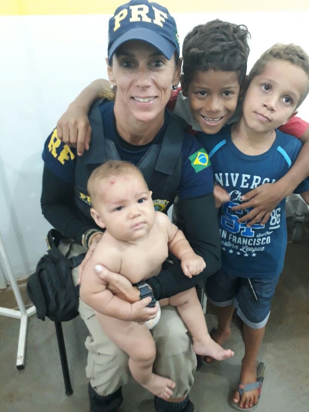 Crianças saem ilesas de capotagem na BR-163 com uso de cadeirinha em MS Crianças usavam cadeirinha e bebê conforto para segurança em MS (Foto: Polícia Rodoviária Federal/Divulgação)