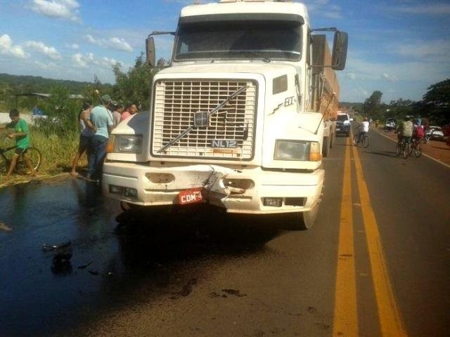 Carreta envolvida em acidente na BR-060 (Foto: Heitor Medina/Bela Vista MS News)