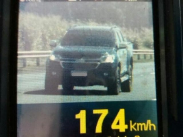 Caminhonete flagrada em alta velocidade (Foto: PRF/Divulgação)